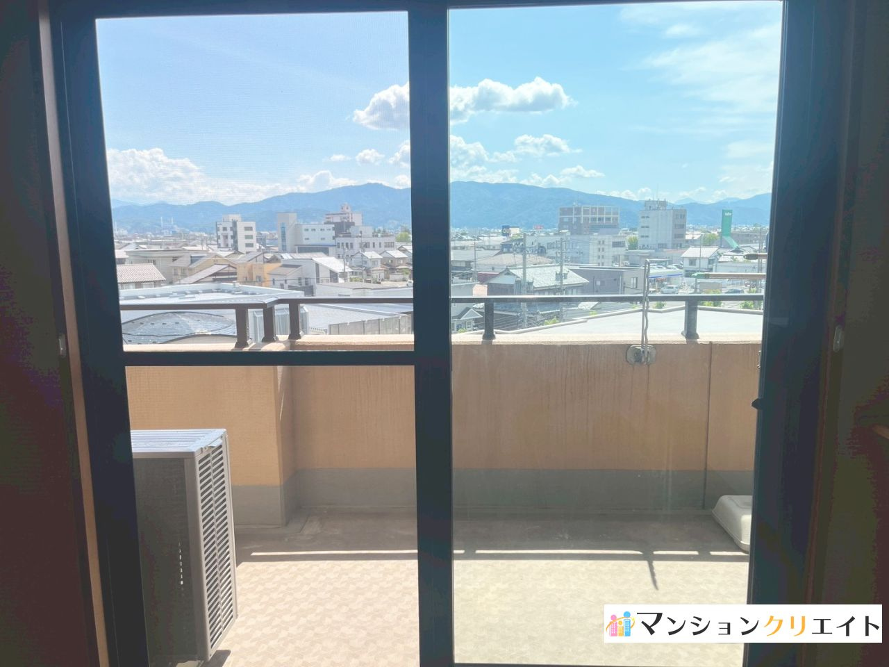 アパガーデンコート板垣のバルコニー|リビングから見たバルコニー