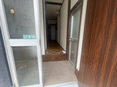 【玄関】 | 甲陽園本庄町テラスハウス | ゆったりとした玄関です