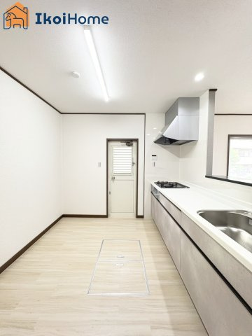 神戸市西区伊川谷町潤和　中古戸建のキッチン|●年中無休：当日予約可●キッチンにはゴミ出し等に便利な勝手口がございます！便利な床下収納庫も完備！