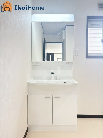 神戸市西区伊川谷町潤和　中古戸建の洗面所|●年中無休：当日予約可●新調済みの洗面台は、便利なハンドシャワー水栓＋３面鏡＋ワイドシンクタイプ。
