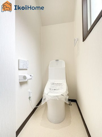 神戸市西区伊川谷町潤和　中古戸建のトイレ|●年中無休：当日予約可●新調済みのトイレは温水洗浄便座付き！窓があり明るく換気も良好です♪