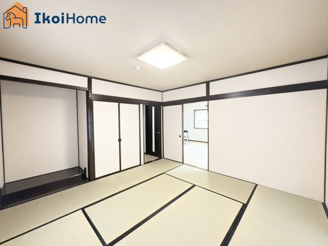 神戸市西区伊川谷町潤和　中古戸建の内装|●年中無休：当日予約可●床の間・押入を完備した本格和室。ゆったりとした8帖の広さとなっております。