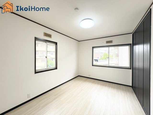 神戸市西区伊川谷町潤和　中古戸建の寝室|●年中無休：当日予約可●二面採光の明るい2階洋室です。クローゼット完備で収納にも困りません！
