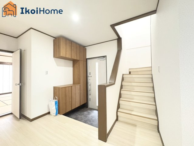 神戸市西区伊川谷町潤和　中古戸建の玄関|●年中無休：当日予約可●玄関には定番のコの字型のシューズボックスを完備！新調済みです！
