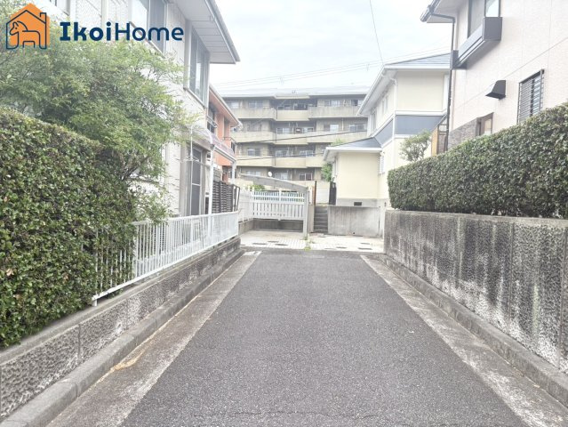 神戸市西区伊川谷町潤和　中古戸建の前面道路含む現地写真|●年中無休：当日予約可●南西側前面道路は幅員約4.3ｍ、交通量少なく安心の住環境です。