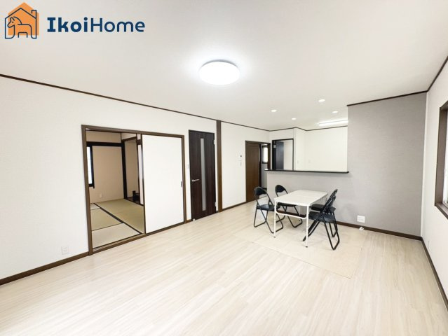 神戸市西区伊川谷町潤和　中古戸建の居間・リビング|●年中無休：当日予約可●LDKはゆったり約16.2帖！家事配置のしやすい間取りとなっております。