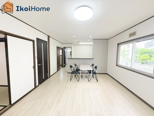 神戸市西区伊川谷町潤和　中古戸建の居間・リビング|●年中無休：当日予約可●二面採光の明るいLDK♪リフォーム済で気持ちよくご入居いただけます♪