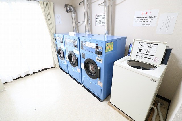 コインランドリーがあるので洗濯機がお部屋に無くても安心です！雨の日には乾燥機が使えるのも嬉しいです！
