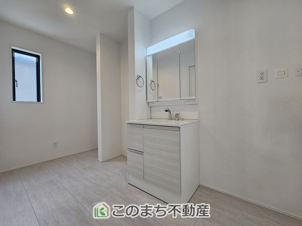 GRAFARE宇都宮市一条の洗面所|シャンプードレッサーで朝の身支度♪伸びるホースでお掃除も簡単清潔です！