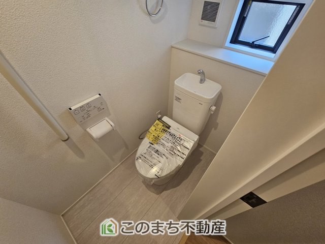 GRAFARE宇都宮市一条のトイレ|小窓から換気ができて清潔なトイレスペース☆