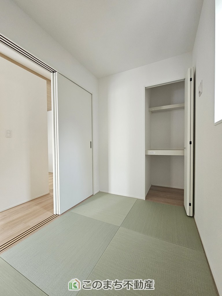 GRAFARE宇都宮市一条の和室|お子様のお昼寝にも便利な和室です。大きな窓から暖かな日差しが差し込みます♪