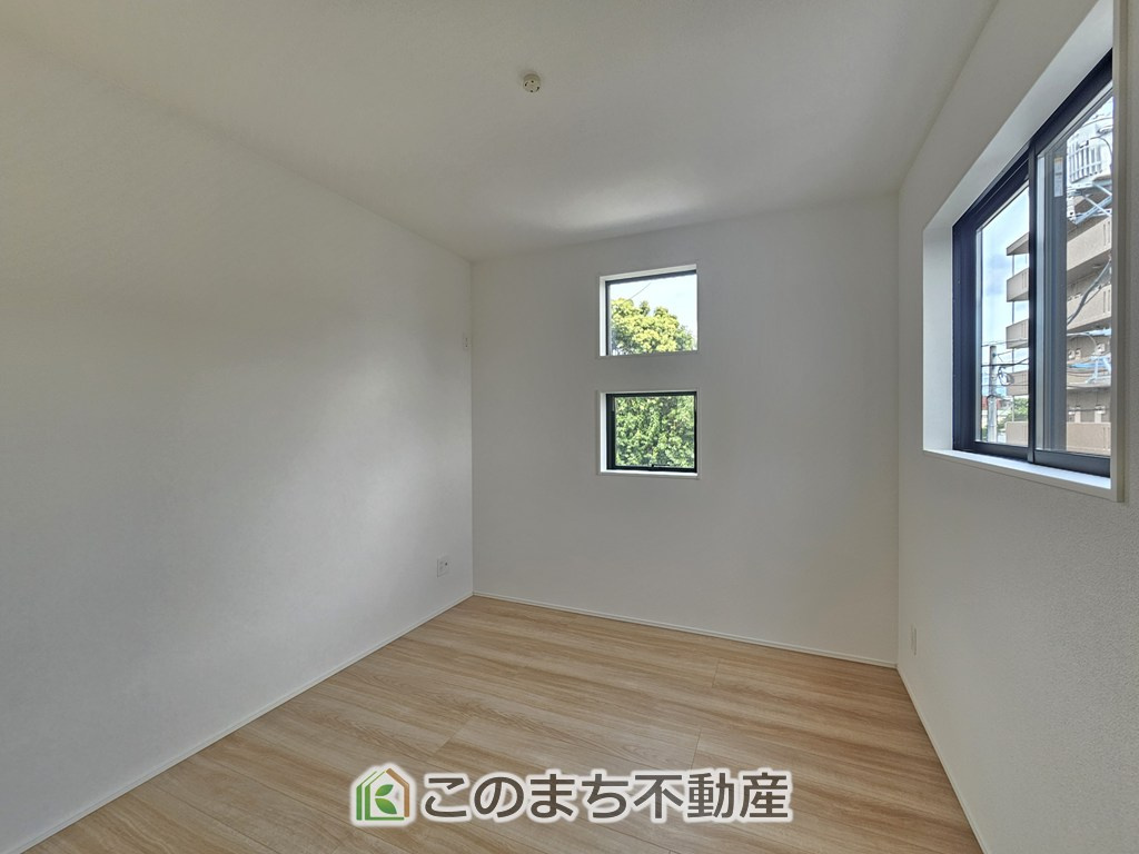 GRAFARE宇都宮市一条の洋室|居室のサッシにはペアガラスを採用しております。高い断熱性による省エネと結露対策に有効です。