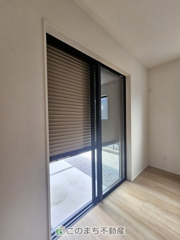 GRAFARE宇都宮市一条の内装|1階掃出し窓はシャッター雨戸で防犯性アップ♪