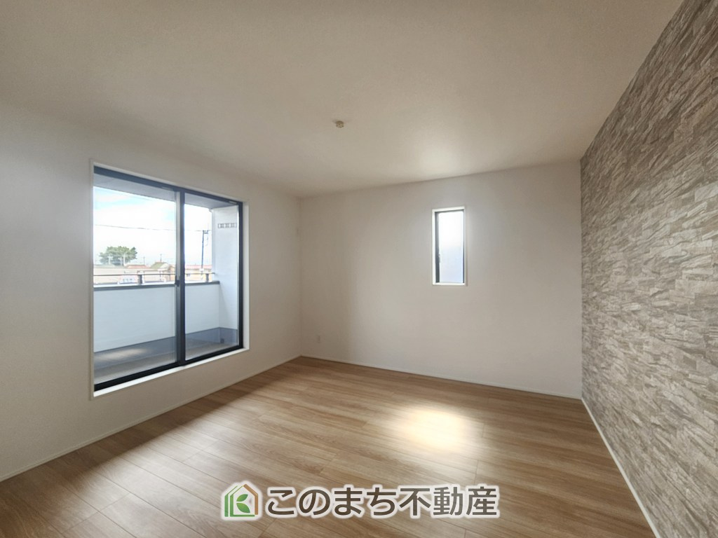 GRAFARE宇都宮市一条の洋室|柔らかい陽光が差し込む明るいお部屋を演出する設計。彩光の取れる窓が気持ちの良いお部屋を創り上げます。