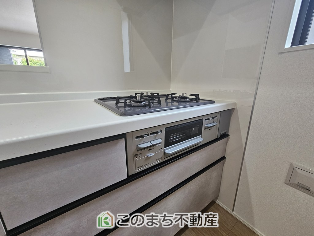 GRAFARE宇都宮市一条のキッチン|ガスコンロは３口ございますので、忙しい朝にも重宝します。
