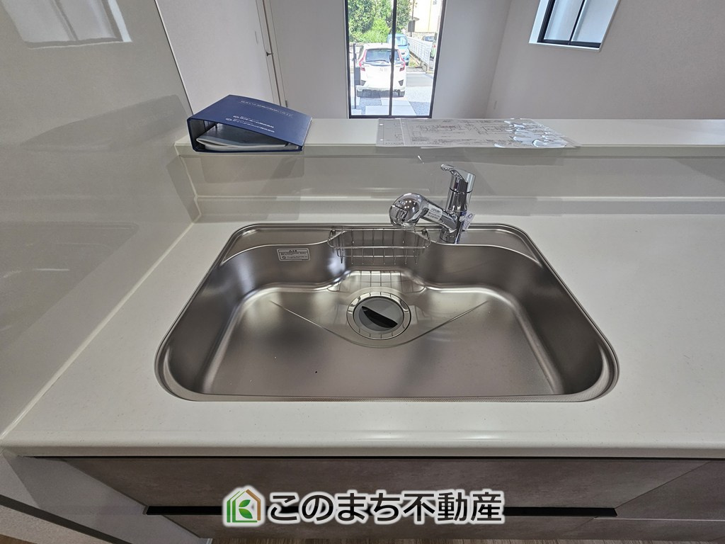 GRAFARE宇都宮市一条のキッチン|キッチンには浄水器を標準装備。最近は水を飲むという場面以外にも料理で使用したり、野菜を洗う場合もキレイな水で洗いたいという人が増えてきています！赤ちゃんのミルク用としても重宝いただけます。
