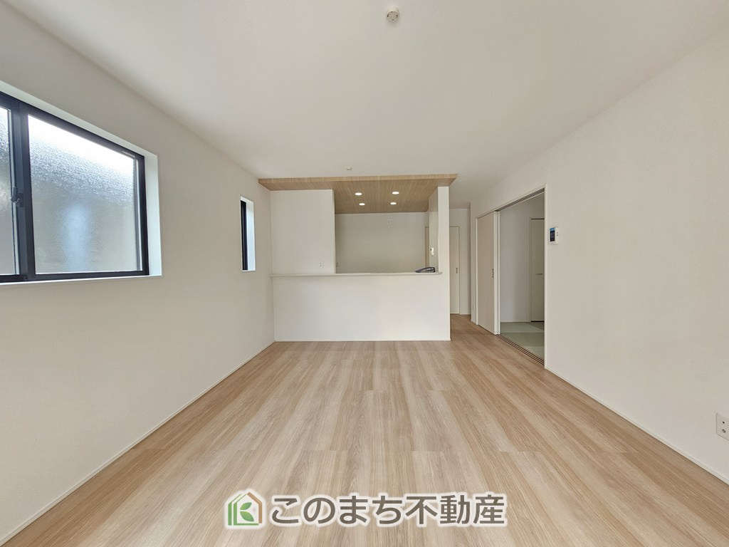 GRAFARE宇都宮市一条の居間・リビング|開放感のある広々としたリビング☆家族みんなでゆったりくつろげます♪
南側から暖かな日差しが差し込みます♪キッチンからリビングの様子がよく見渡せます☆