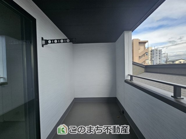 GRAFARE宇都宮市一条のバルコニー|南向きの大型バルコニーは陽当り良好で、たっぷりのお洗濯物もよく乾きます！
さらにインナーバルコニーなので雨の日でも安心してお出かけできますね♪
