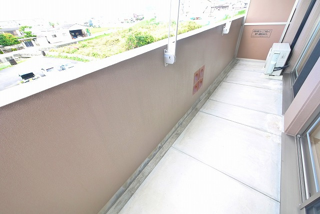 マンション南京終のバルコニー|外からの目が気にならないバルコニーで洗濯物が干せます