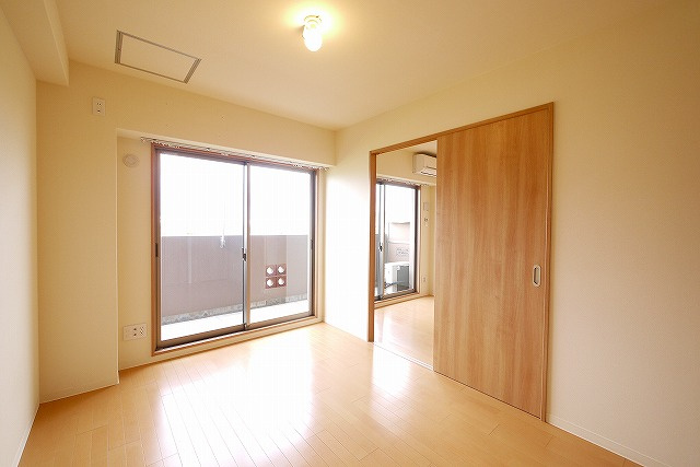マンション南京終の洋室|落ち着いた色調の洋室です