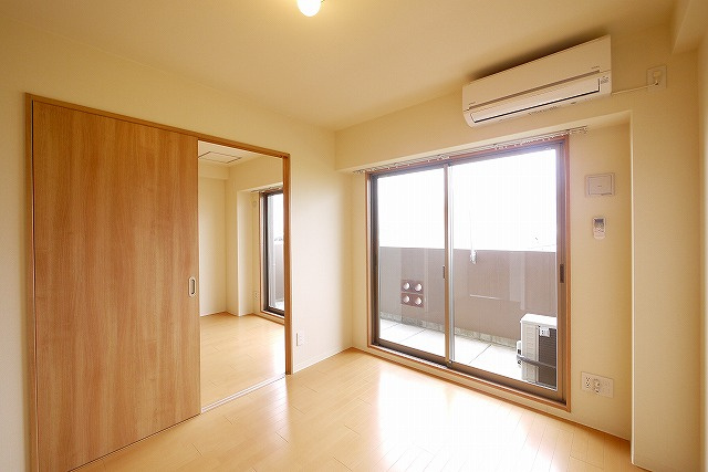 マンション南京終の洋室|明るい洋室です