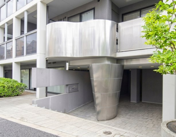 ラミアール門前仲町のエントランス|防犯カメラ設置済みで防犯対策もされております。