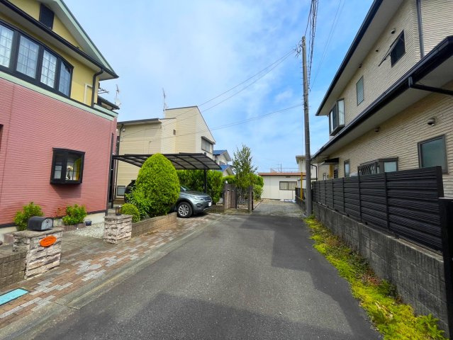 【前面道路含む現地写真】 | 〇●開成町円通寺 中古戸建●〇 | 道路突き当りが当該物件の為、車の通り抜けがなくほとんど住民の方が使用する道路につき交通量少なく小さなお子様がいるご家族も安心です！