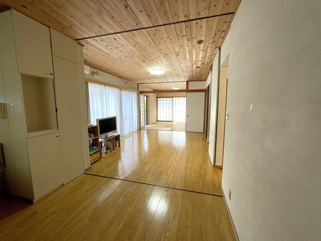 【居間・リビング】 | 〇●開成町円通寺 中古戸建●〇 | 約6帖の和室の扉を開けるとLD併せて約22帖の広々空間♪