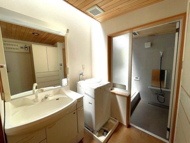 【独立洗面台】 | 〇●開成町円通寺 中古戸建●〇 | 天窓から柔らかな光が射し込みます♪