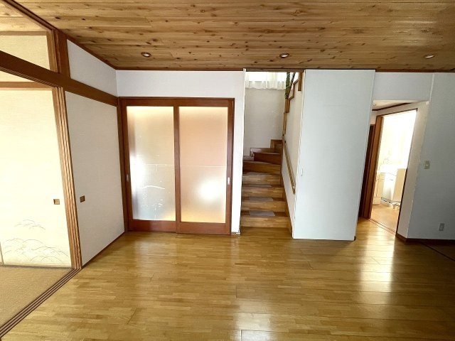 【居間・リビング】 | 〇●開成町円通寺 中古戸建●〇 | 家族の出入りが確認できるリビング階段♪