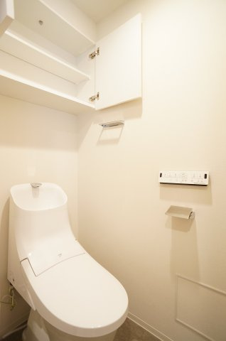 墨田区菊川１丁目の賃貸マンションのトイレ|温水洗浄便座！上部には棚あります♪