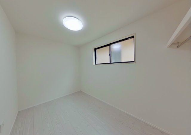 南区南輝2丁目1期2号棟の洋室|〇帖ある居室は白を基調としたお部屋になっております。収納もあり、お子様のお部屋にいかがでしょうか。