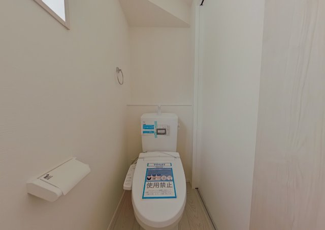南区南輝2丁目1期2号棟のトイレ|白を基調とした清潔感のあるトイレになっております。