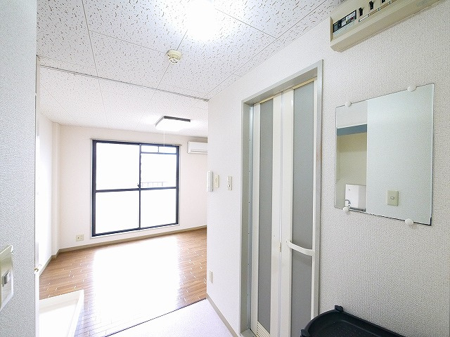 ジュネス神殿のその他|明るい色調の室内です