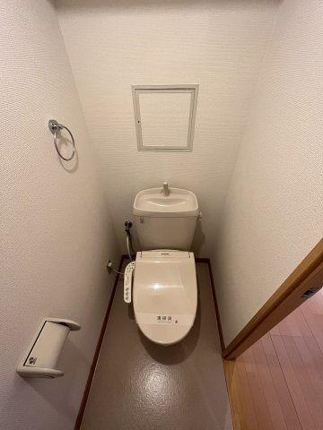 温水洗浄便座付きのトイレです♪