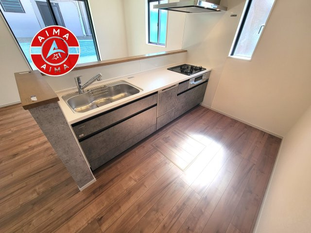 福岡市早良区梅林7丁目第6-2棟（1号棟）のキッチン|ダイニングテーブルへの配膳がラクラク、お料理はかどるカウンター付きシステムキッチン！