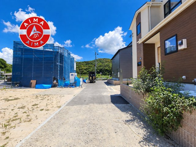 福岡市早良区梅林7丁目第6-2棟（2号棟）の前面道路含む現地写真|前面道路は閑静な住宅地をはしる車通りの少ない道路。お車の出し入れが苦手なママや小さなお子様にも安心ですね。しっかり舗装もされているので、ベビーカーや自転車で通っても快適に通行できます。