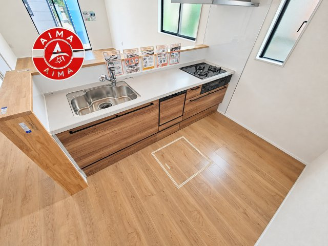 福岡市早良区梅林7丁目第6-2棟（2号棟）のキッチン|ダイニングテーブルへの配膳がラクラク、お料理はかどるカウンター付きシステムキッチン！
