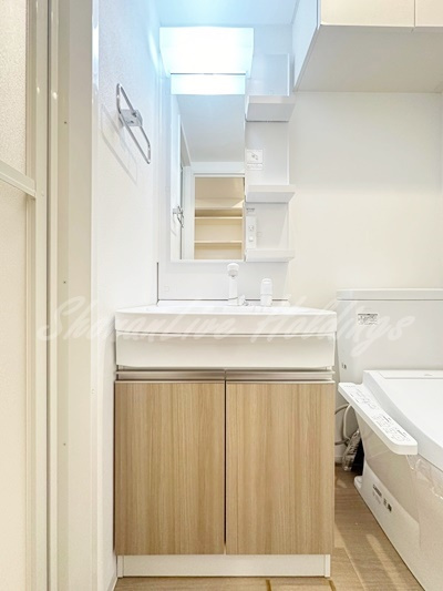 平塚市明石町の賃貸マンションの洗面所|明るい洗面所です