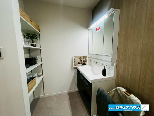 【本日ご案内可能】刈谷市松栄町　全1棟の独立洗面台|【独立洗面台】
◆鏡の裏にはたっぷりと収納スペースを標準装備！
◆電源を付属しているのでドライヤーなど利用できます。
◆洗面台背面にはタオルや洗剤などを置くことのできる可動棚が設置されています。　　　