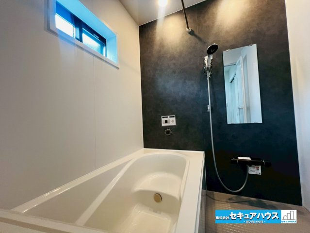 【本日ご案内可能】刈谷市松栄町　全1棟の浴室|【浴室】
◆アクセントパネルで落ち着きのある雰囲気を演出します。毎日の疲れを癒やすバスタイムをお楽しみ下さい！
◆窓付きで、カビの繁殖を抑える効果があります。
◆追い炊き機能を備えたオートバスです。　