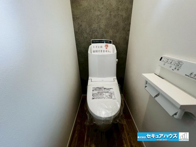 【本日ご案内可能】刈谷市松栄町　全1棟のトイレ|【高機能トイレ】
◆高機能トイレの多くは便器のフタの開閉が自動であり、使用後に手動で水を流す面倒もなく非常に便利です。スタイリッシュな見た目で、お掃除しやすく、節水効果が高いです。　　　　　　　　　　