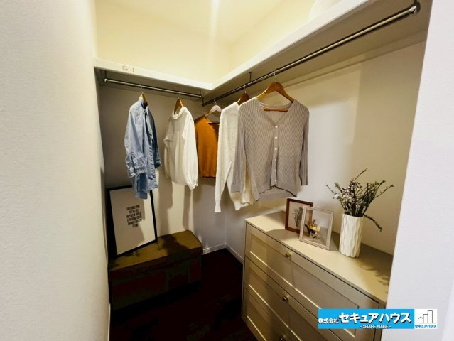 【本日ご案内可能】刈谷市松栄町　全1棟の収納|【洋室6.8帖のウォークインクローゼット】
◆L字型にハンガーパイプが設置されており沢山のお洋服をしまうことができます。
◆収納ケースやタンスを使って季節ごとのお洋服も収納できます。　　　　　　　　　