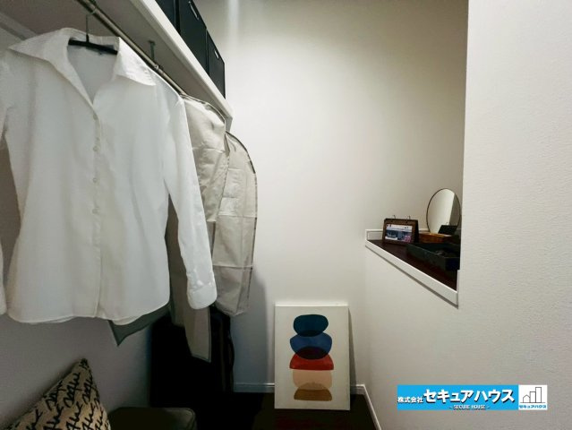 【本日ご案内可能】刈谷市松栄町　全1棟の収納|【2階納戸】
◆各居室を経由せず、2階の廊下から荷物を取ることのできる納戸スペースは家族のお洋服や荷物をしまうことができる便利な収納部屋です。　　　　　　　　　　　　　　　　　　　　　　　　　　　　　