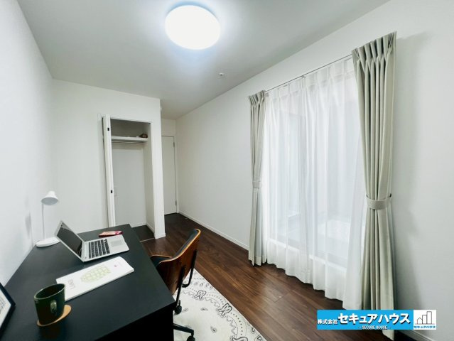 【本日ご案内可能】刈谷市松栄町　全1棟の洋室|【洋室6.1帖】
◆お子様のお部屋や主寝室、来客時の宿泊室、趣味のお部屋としてもご利用いただけます♪
◆2面の窓から採光を取り入れ明るい洋室になっております。
◆全居室収納付きです♪　　　　　　　　　