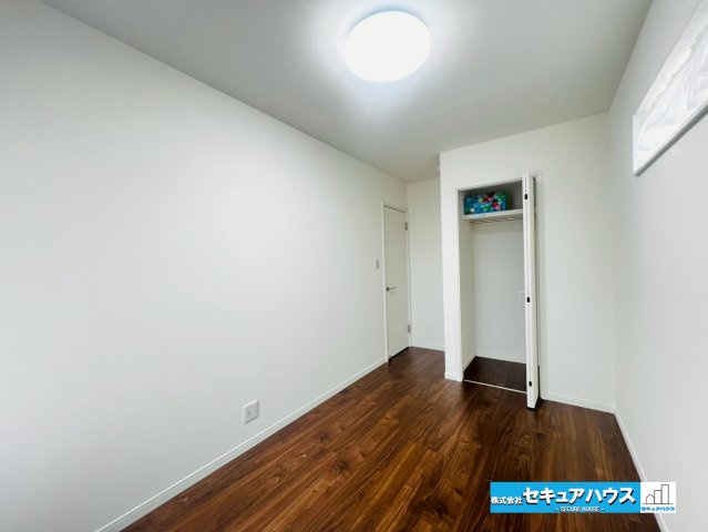 【本日ご案内可能】刈谷市松栄町　全1棟の洋室|【洋室5.5帖】
◆家族一人ひとりの大切なプライベート空間。趣味に合わせて使って頂けるようシンプルに仕上げてあります。暮らし心地を大きく左右する収納を、適材適所に配置し使い勝手を考慮しました。　　　