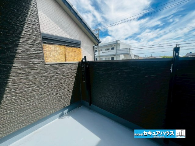 【本日ご案内可能】刈谷市松栄町　全1棟のバルコニー|【バルコニー】
◆見晴らしもよく、太陽の温かな温もりをめいっぱい受け止めてくれます。
太陽の光と爽やかな風を受けたお洗濯物はあっという間に乾きます。
◆2つのお部屋から出られる2WAYバルコニーです。