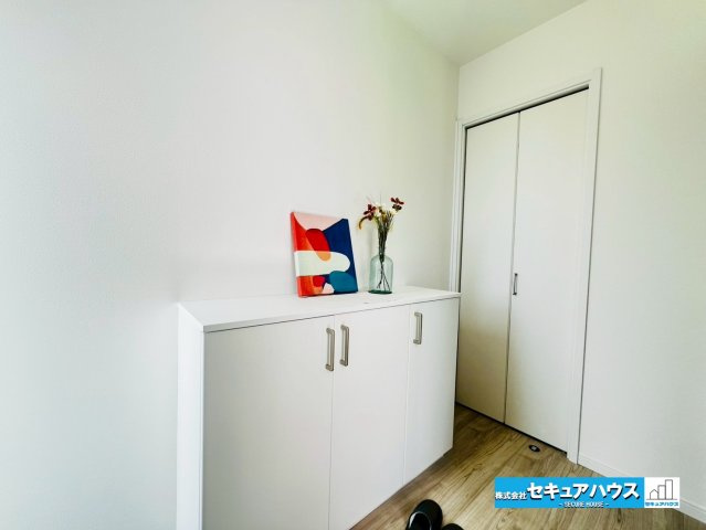 【本日ご案内可能】刈谷市松栄町　全1棟の玄関|【玄関】
◆光が差し込み明るい設計です。
◆玄関には、収納力のあるシューズボックスに合わせてクローゼットがございます。玄関まわりがすっきり片付きます。
◆ダブルロックキーで防犯面も安心です。　　　　　