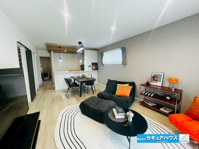 【本日ご案内可能】刈谷市松栄町　全1棟の居間・リビング|【LDK16.8帖】
◆南向き×2面の窓付きで明るく通風に優れた設計です。
◆クローゼットやパントリー付きで収納豊富なリビングです。
◆ダイニングテーブルやソファを置くことができる広さがあります。　　