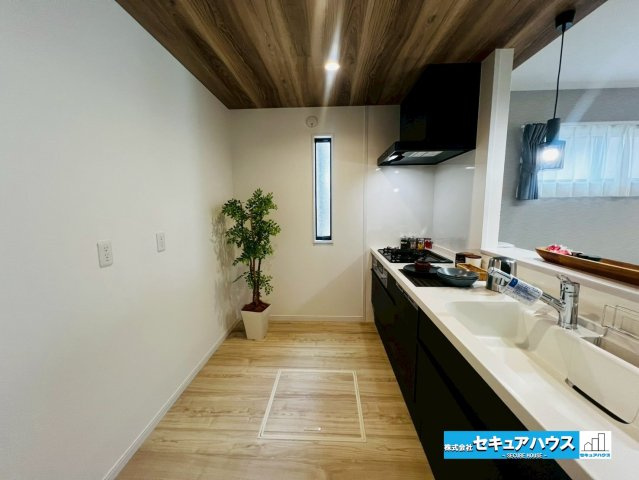 【本日ご案内可能】刈谷市松栄町　全1棟のキッチン|【キッチンスペース】
◆対面式キッチンのためリビングの様子を見ながら料理することができます。
◆キッチンの窓は熱気や匂いを逃す役割があります。
◆折下天井によりお洒落な空間となっております。　　　　　